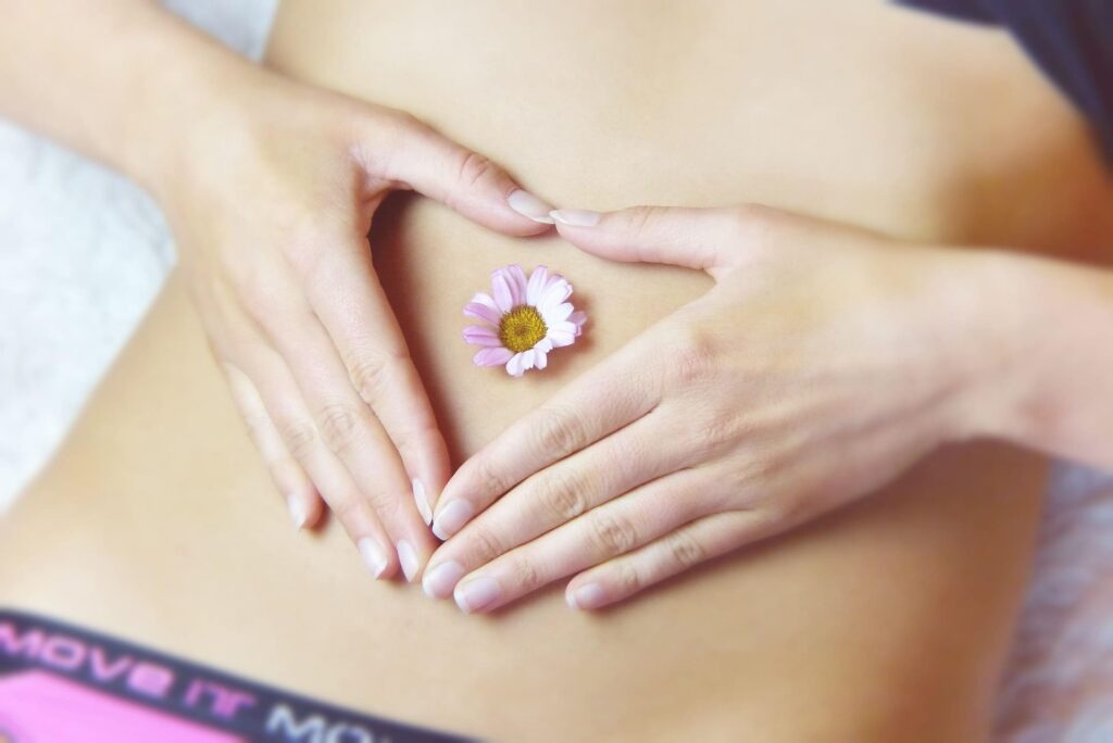 Okłady z oleju rycynowego i "olej na pępek": skąd ten trend i co naprawdę działa